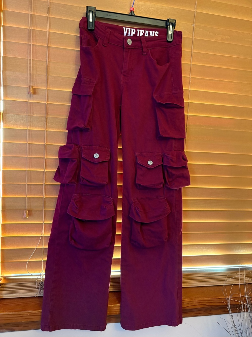 VIP NWOT Wide-Leg Cargo Women’s Jeans in Deep Burgundy. Size 3/4